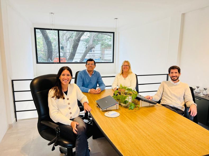 La familia Lucero Spavioli al completo, respaldando a la agencia.&nbsp;