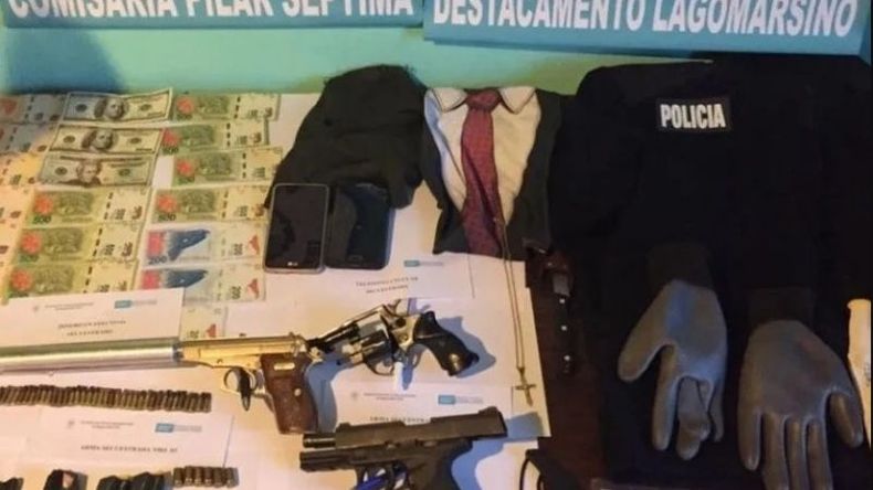 INCAUTADO. El detenido llevaba tres armas de fuego y un chaleco de la policía. .