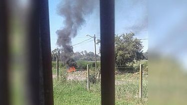 Les quiero enviar este video para que puedan informar ustedes sobre lo que sucede en La Pilarica. Esto es Almirante Brown y Joaquín V. González. Es algo de lo que sucede, se queman productos como cables, gomas, basura. Realmente no se puede dormir, muchas veces por el olor y el humo dentro de los hogares, es nauseabundo realmente. Hemos denunciado sin recibir respuesta de ningún gobierno de turno, es alarmante la situación y desesperante para nosotros. Las denuncias son anónimas debido a que luego de eso suelen tirar piedras a las casas en la madrugada o mandar a los nenes con gomeras sabiendo que son menores y no pueden hacer nada con ellos. Belén..