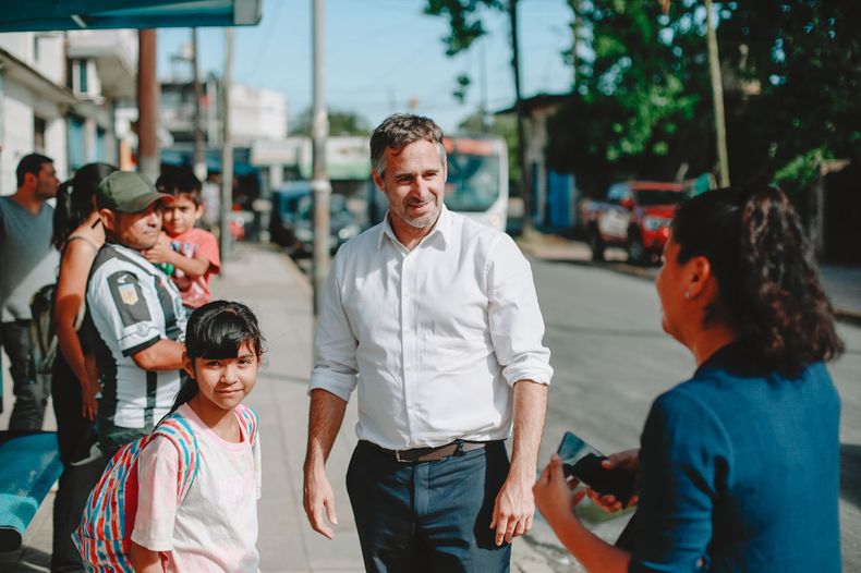 DIÁLOGO. Federico Achával recorrió el centro comercial de Villa Rosa.