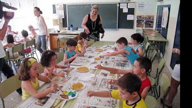 JUGAR Y APRENDER. Los chicos también reciben alimentos..