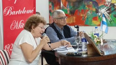 PRESENTACIÓN. Sonia Lembeye en la Biblioteca Mitre, junto al periodista Oscar Mascareño.&nbsp;