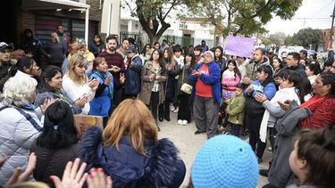 ABRAZO. Los vecinos de Derqui exigen que no se cierre el hospital Meisner..