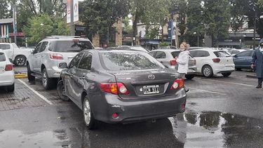 En esto nos hemos convertido. Cero respeto por el prójimo, esto sucede en Paseo Champagnat Pilar. Una persona no puede salir del estacionamiento porque un subnormal le bloqueó la salida y se fue! Soy Teresa y me bajaron la cuenta / @SalvemosPilar..