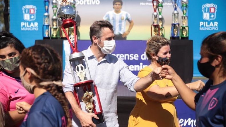 TROFEOS. Achával entregó los premios del certamen de verano y anunció la Liga..