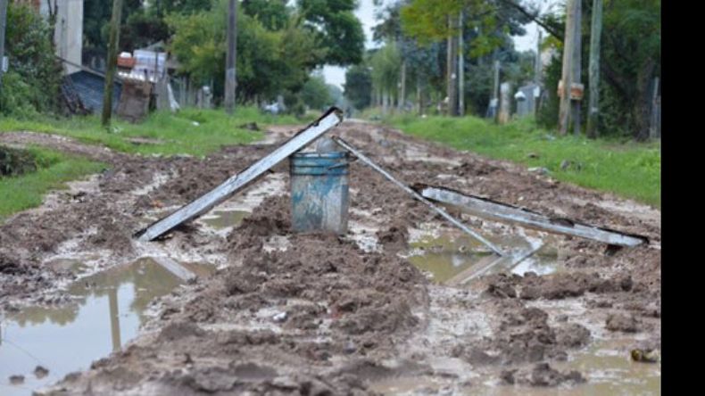 NO PASAR. Vecinos cerraron el tránsito en La Cárcova, en Villa Rosa..