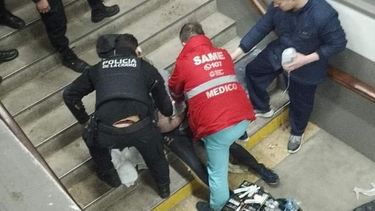 El SAME y la policía asisten a la víctima.