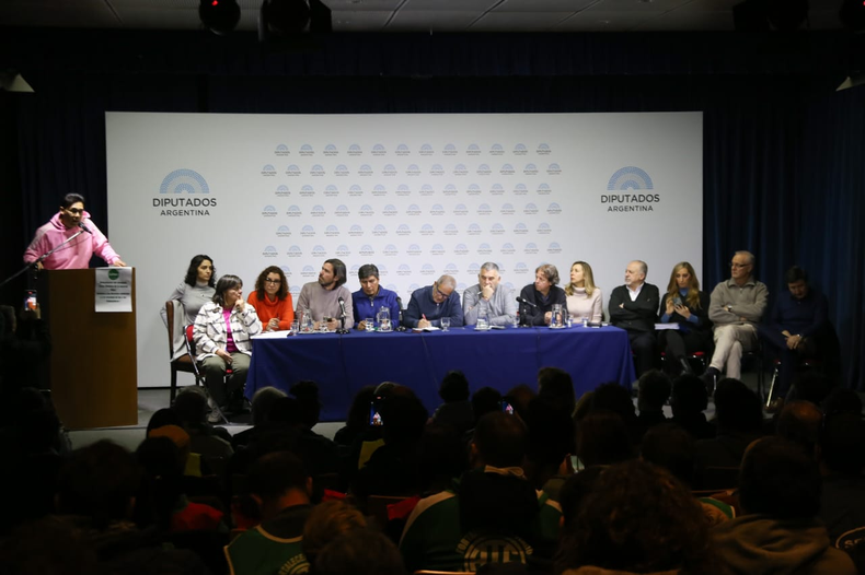 Trabajadores de al menos 50 empresas y organismos participaron de la audiencia p&uacute;blica.