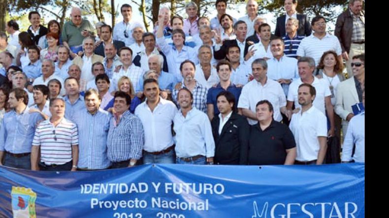 Boudou y Domínguez (arriba) junto a algunos de los 200 participantes..