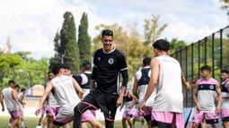 PELOTA. Perafán la cuida bajo la suela. Real entrenó en el estadio.