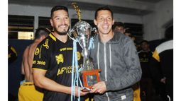 MADE IN PILAR. Diego Sosa y el Polaco Sánchez, con la copa de campeón..