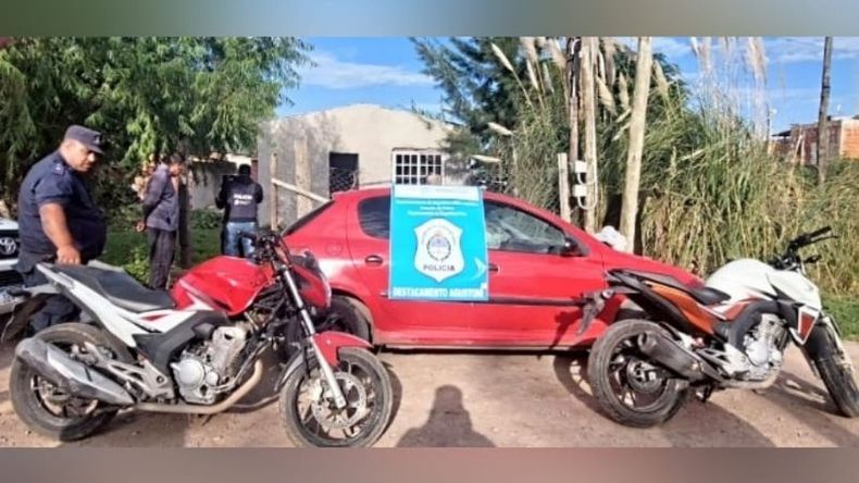 ROBADOS. Dos motos y un Peugeot 206, incautados en los allanamientos..