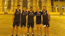 LLEGAMOS. El cuerpo técnico de Real Pilar en la Basílica de Luján.