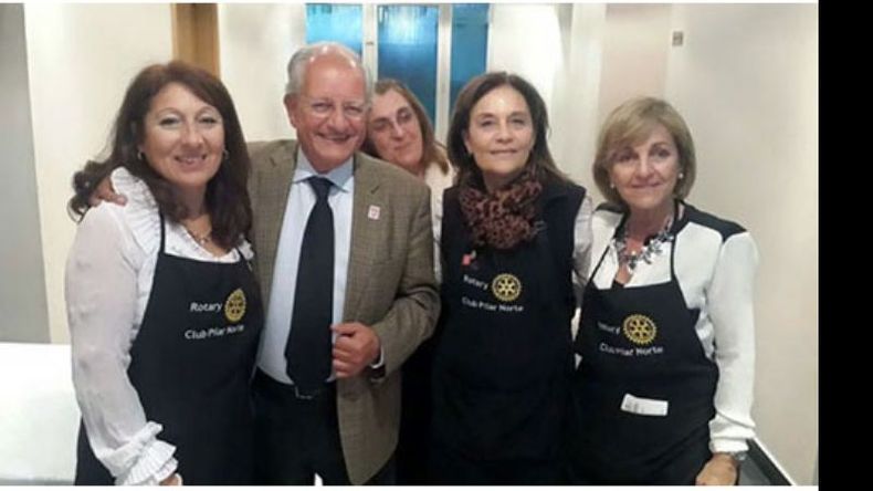 DONACIÓN PARA CONÍN. Clubes rotarios llegaron hasta el centro CONIN Pilar, entidad que se dedica a trabajar para la prevención de la desnutrición infantil y la promoción humana, para concretar una donación de césped sintético para las instalaciones de la entidad. Desde Rotary Club Pilar Norte explicaron que el pasto sintético se adquirió “gracias a lo recaudado con la venta de tarjetas y diversos sorteos que se realizaron en la 18° Noche de Agasajo a los Ex Gobernadores de Distrito.