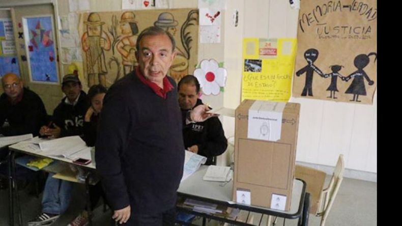 El intendente Humberto Zúccaro votó en la escuela 45 de Villa Morra II..