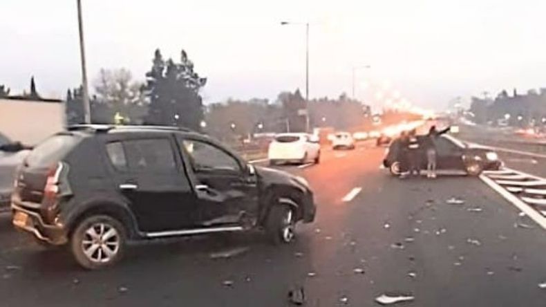PANAMERICANA. El Sandero y el Clio involucrados en el accidente de esta mañana. fOTO: @juancaimpacto. .