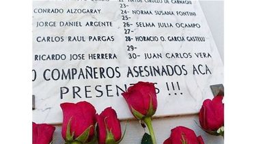 Un monolito recuerda a las víctimas de la masacre..