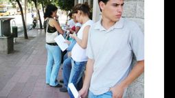 Cada día, cientos de jóvenes dejan sus CV en las distintas agencias..