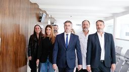 RECORRIDA. Achával visito el nuevo espacio junto a médicos y funcionarios.