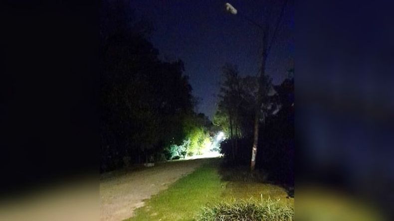 Quería que publiquen un reclamo por un barrio olvidado, como quien dice. Desde el hotel colectora del km50 son 4 cuadras sin luz que hace más de 2 años están así. Gonzalo..