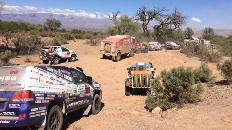 HORA PICO. Varios vehículos demorados por el tránsito, en medio del desierto..
