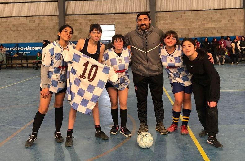 CAMPEONAS. Las chicas de la Escuela Comunitaria de Astolfi festejaron en la categoría Sub 14.