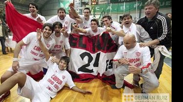 Memo Rodríguez, a la izquierda, festejando el título y el ascenso en Córdoba..