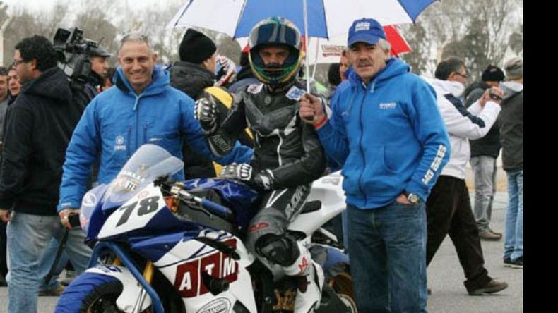 Adrián Aparicio, jefe de equipo MG Yamaha y el padre de Sergio Fasci rodean al piloto delvisense antes de largar en Santa Fe..