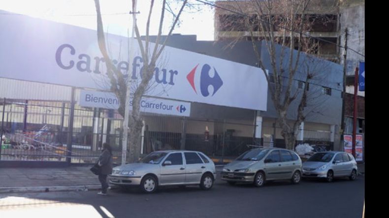 Mal momento. El hombre estuvo casi una hora en el local hasta que llegó la policía..