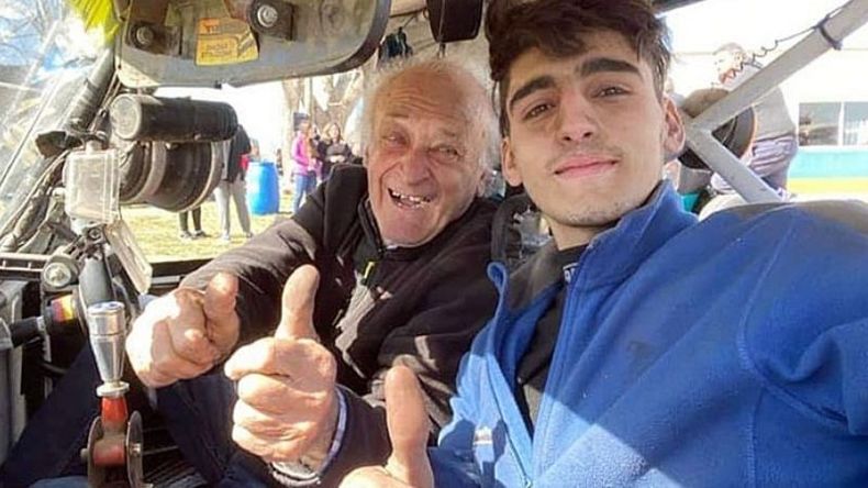 ENTRE FIERROS. El Vasco junto a su nieto Lautaro..