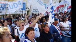 MARCHA. Los gremios se movilizaron hasta el centro de La Plata..