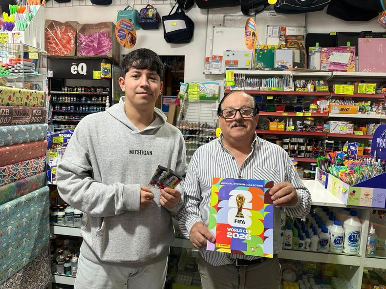 HISTÓRICO. Alfredo Ventura, en su local de la calle Tomás Márquez, con el álbum del Mundial.