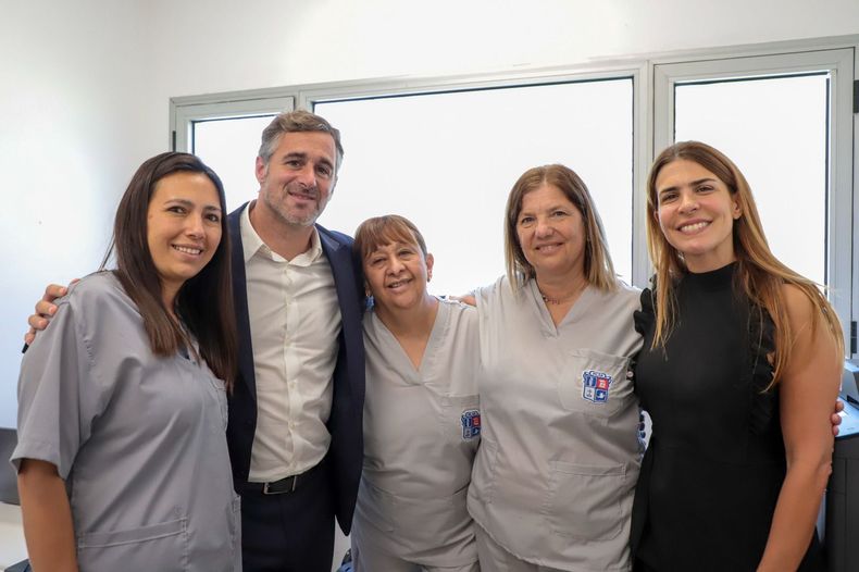 SALUD. Achával y Peralta, junto a parte del personal del Hospital Odontológico Municipal