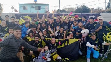 CAMPEONES. La felicidad invade a los jugadores de Polideportivo 25 de Mayo tras la consagración.