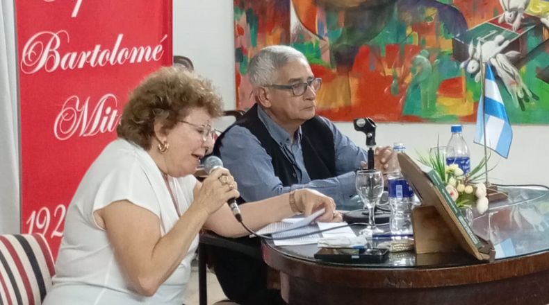 PRESENTACIÓN. Sonia Lembeye en la Biblioteca Mitre, junto al periodista Oscar Mascareño.&nbsp;
