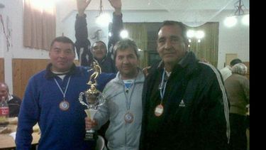 Fabián Rojas, Oscar Guevara y Juan Rodríguez con las medallas y el trofeo..