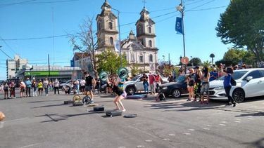ENTRENAMIENTO FRENTE AL MUNICIPIO. Los gimnasios piden trabajar. Al aire libre, dice que no les sirve. .