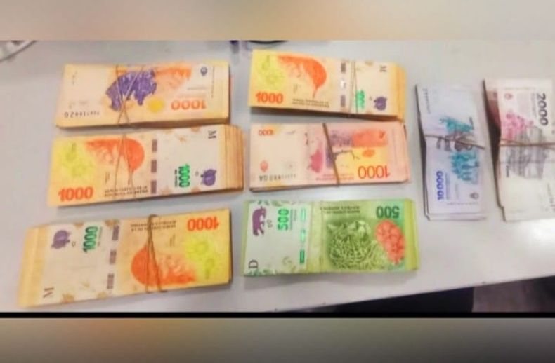 En poder de los detenidos se halló más de medio millón de pesos y pastillas de éxtasis.&nbsp;