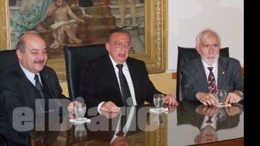 Humberto Zúccaro junto a autoridades de la UNLP tras la firma del convenio..