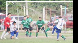 Videle remata por encima de todos. Será el 1-0 de Flecha, que ya jugaba con uno menos..