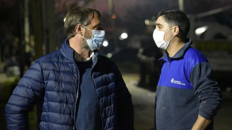 ILUMINADOS. Santiago Laurent, candidato a concejal, en el barrio El Rocío..