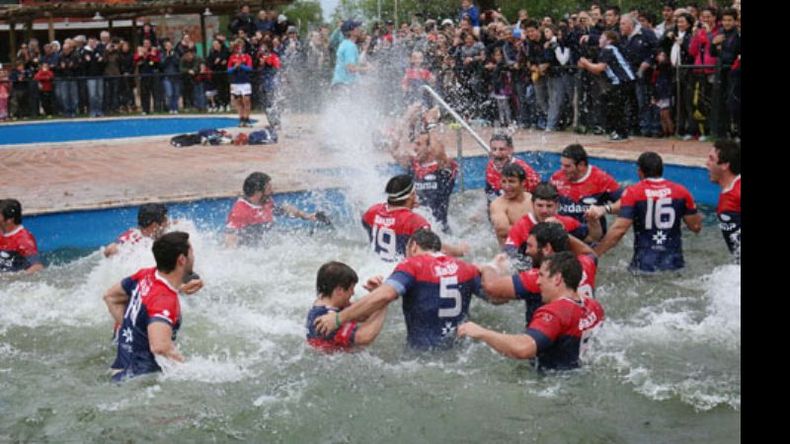Un clásico, La tarde gris y el frío, el viento intenso no fueron oposición para cumplir con el ritual de un ascenso a Primera. El plantel de Deportiva se tiró al agua para festejar como en un día de verano..