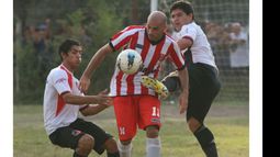 POTENCIA. Procopio pasa entre medio de dos rivales y encara al arco. El delantero marcó 2 tantos..