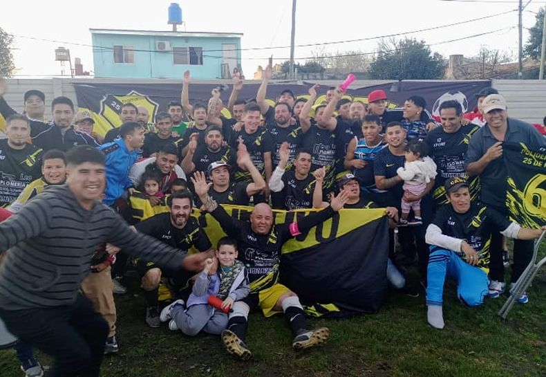 CAMPEONES. La felicidad invade a los jugadores de Polideportivo 25 de Mayo tras la consagración.