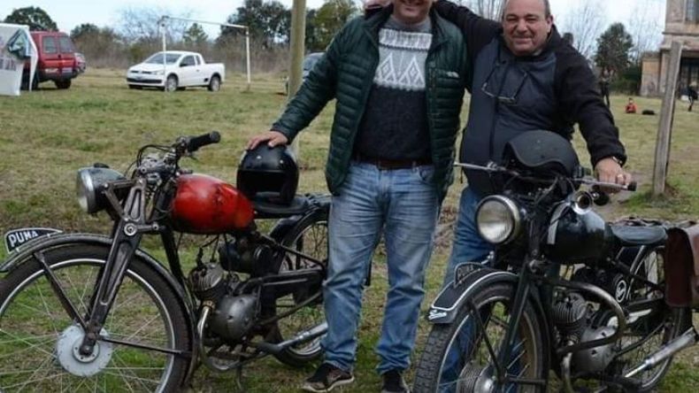 Matías con su papá Juan, cada uno con su Puma..