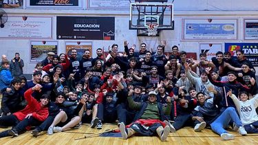 Presidente Derqui celebró con sus hinchas el pasaje a las semifinales de su zona Federal.