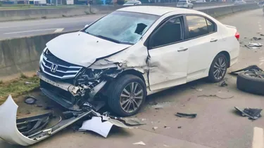 IMPACTO. Uno de los vehículos involucrados en el accidente.