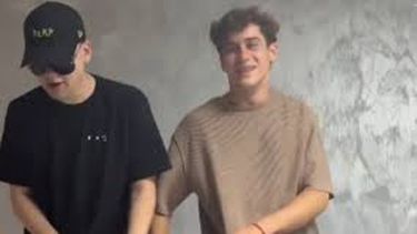 DIVERTIDOS. Bizarrap y Franco Colapinto bailando arriba de una mesa.&nbsp;