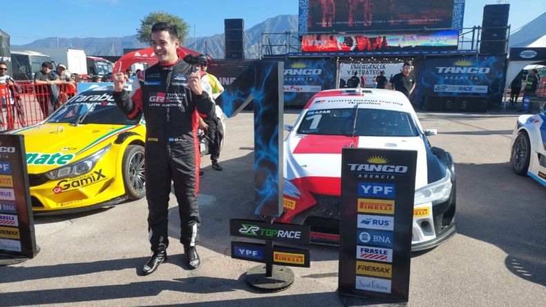 NÚMERO UNO. Azar y el Lexus posan tras ganar la clasificación.