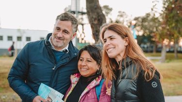CAMPAÑA. Achával y Peralta, de recorrida boleta en mano.